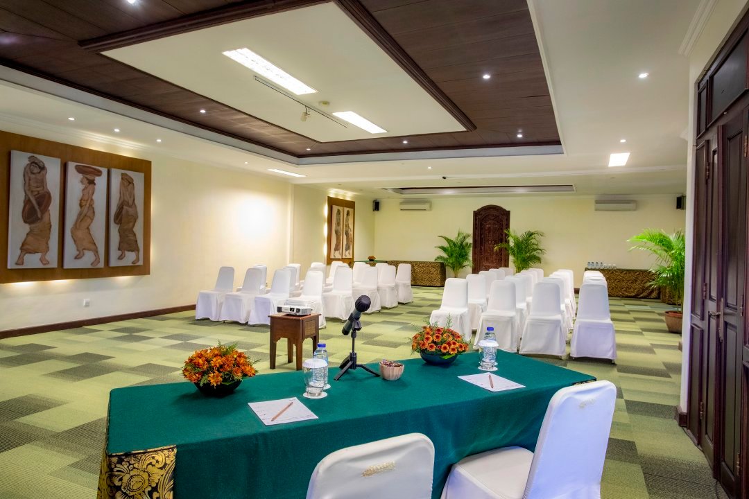 Theater-Style-with-Head